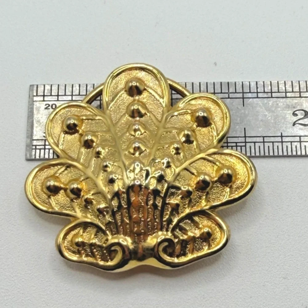 Kathie Lee Vintage Gold Tone Scalloped Shell Scarf Clip Accessory‎